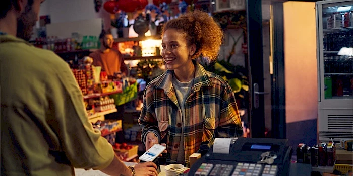 Mann kauft in Laden ein